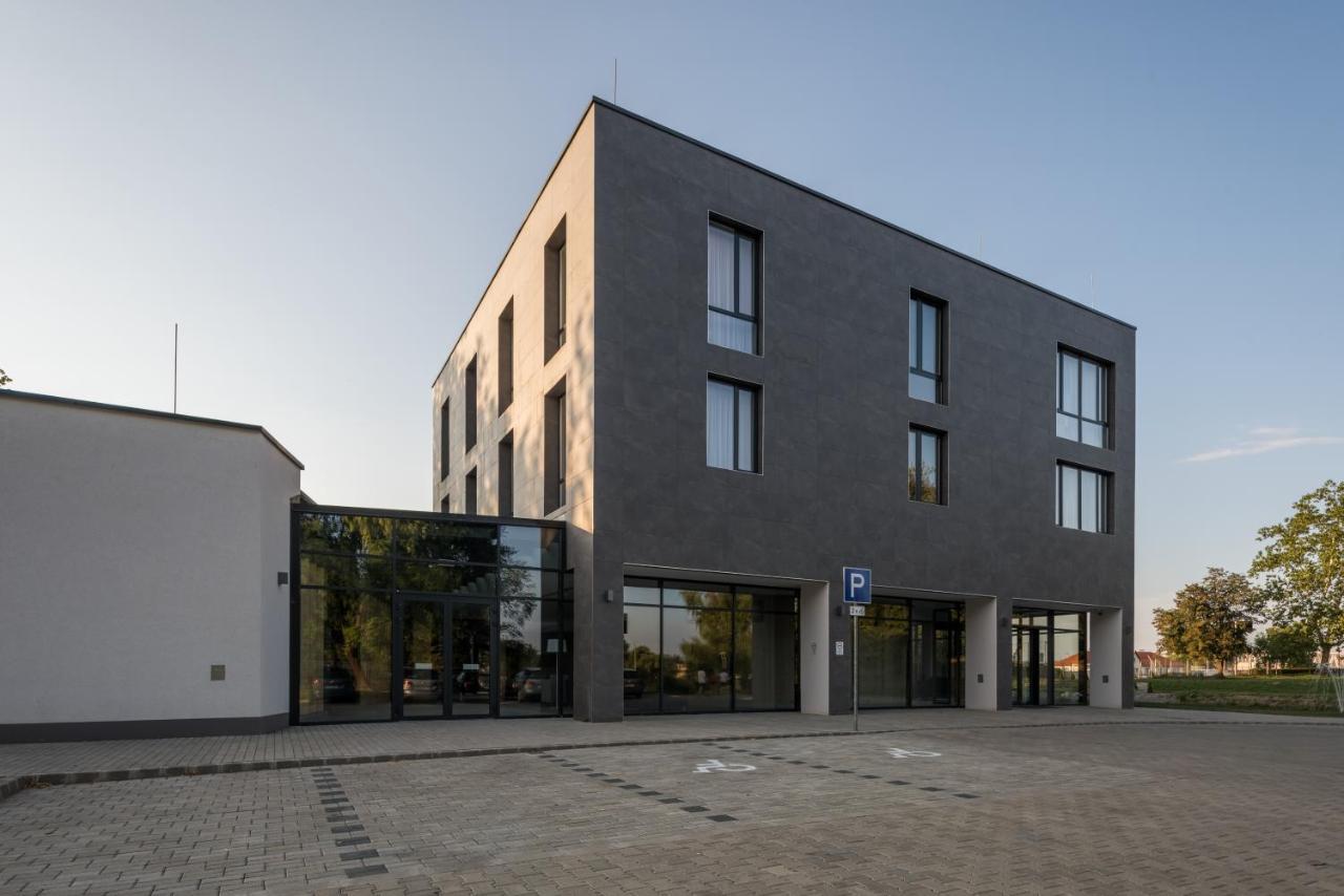 Varda Sport Hotel Кішварда Екстер'єр фото